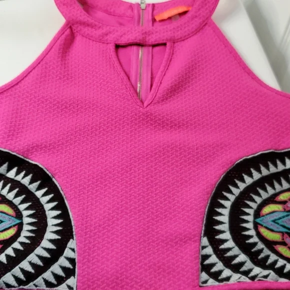 LULUMARI HOT PINK LARGE EMBROIDERED CROP TOP - Picture 2 of 6